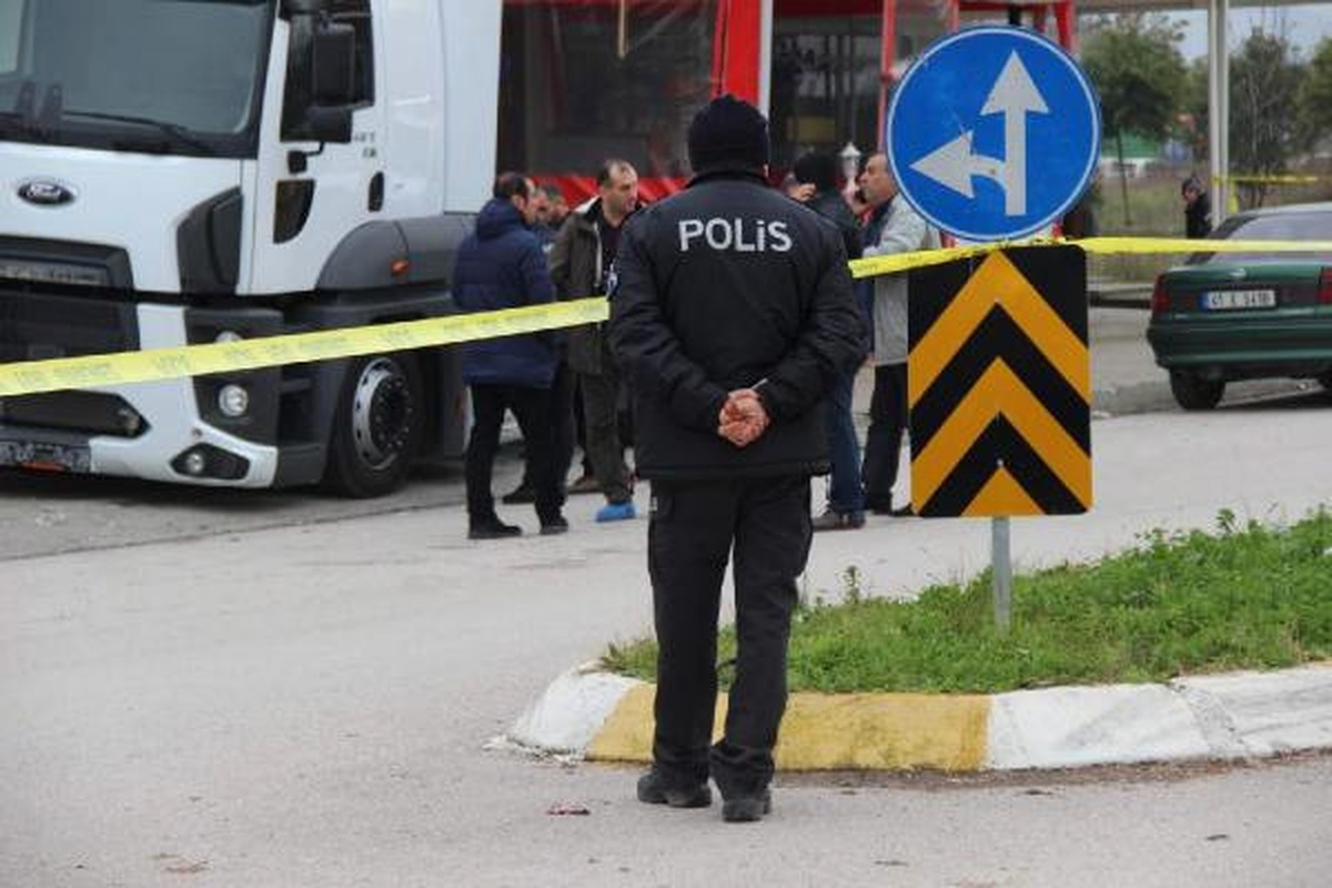 Gölcük\'te Nakliye Firması Müdürü Silahlı Saldırıda Öldü