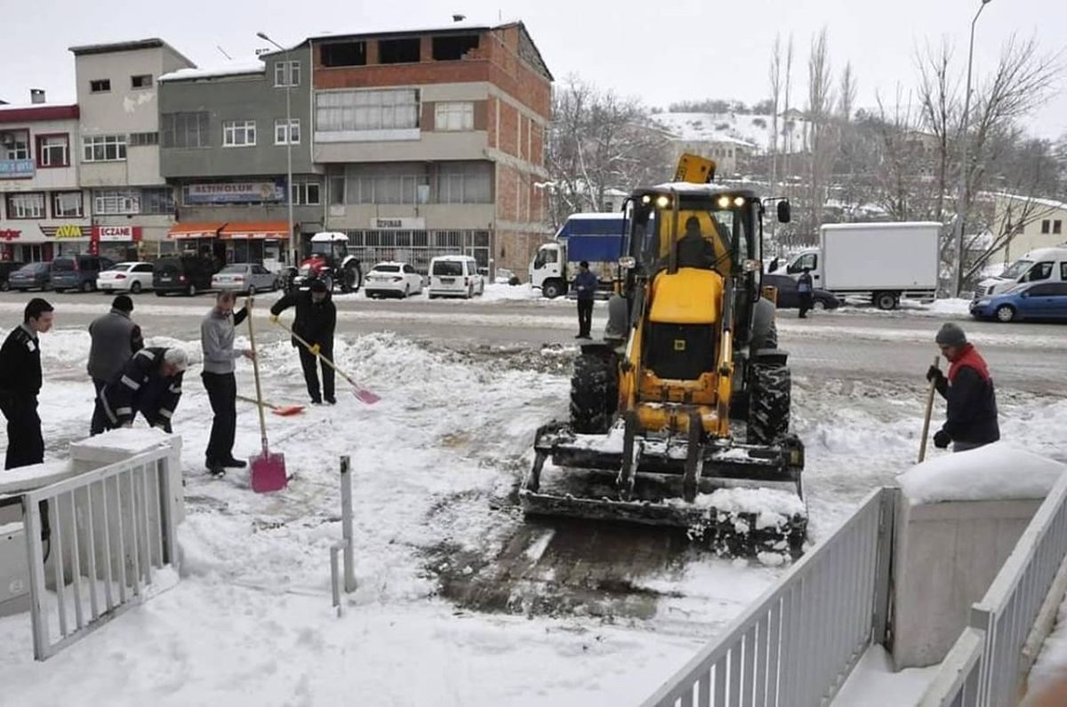 Gürün\'de Kar Kalınlığı Yarım Metreye Ulaştı