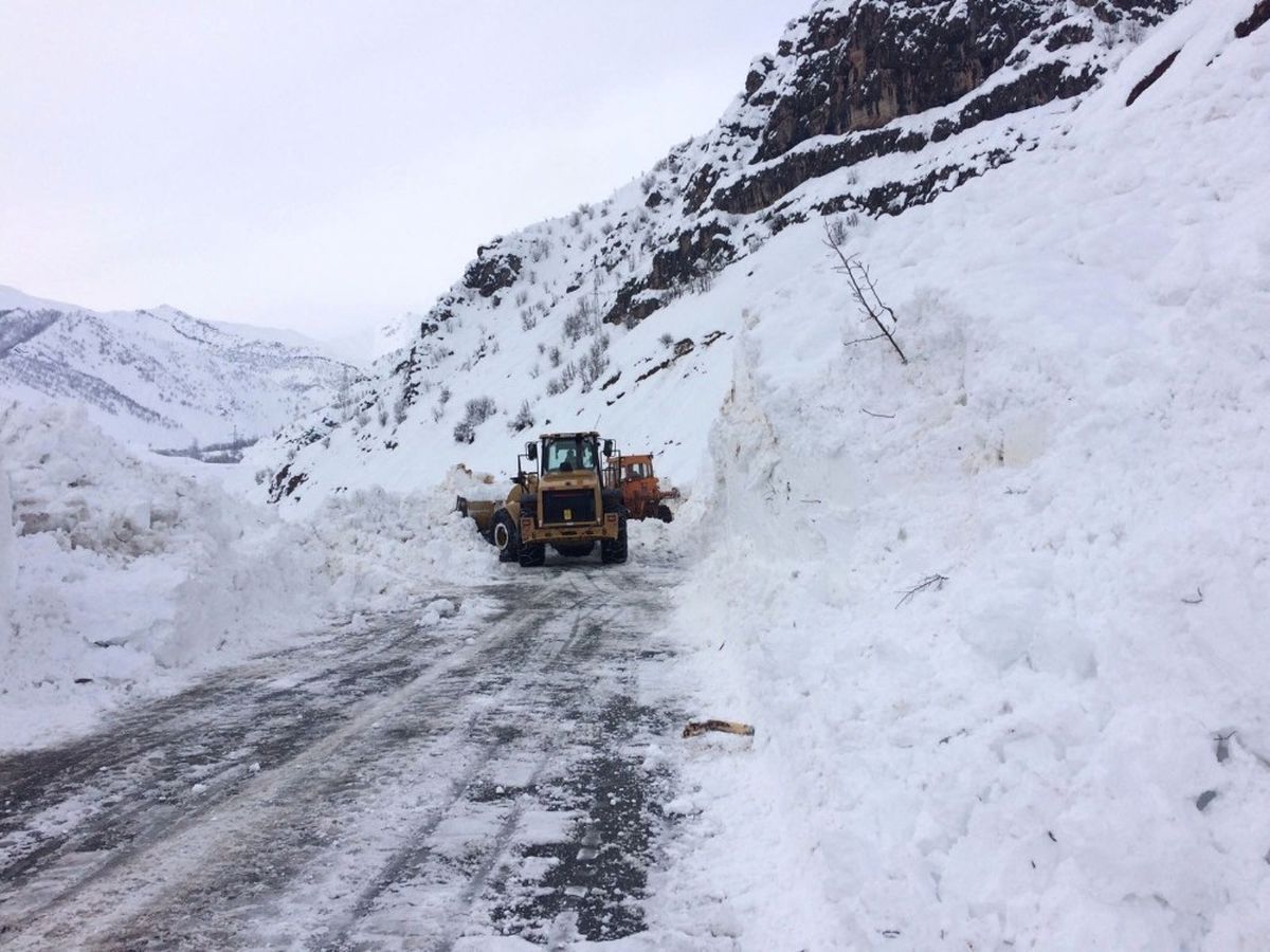 Hakkari-Şırnak Karayolu Çığdan Temizleniyor