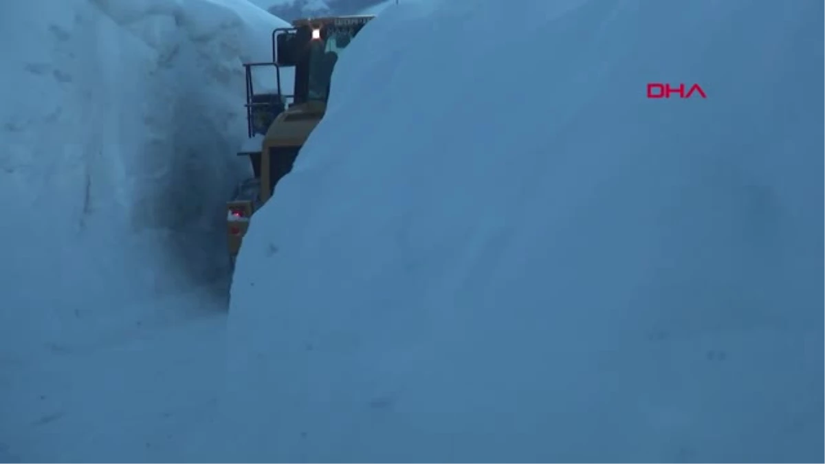 Hakkari Yüksekova\'nın Köy Yollarında Kardan Tüneller Oluştu