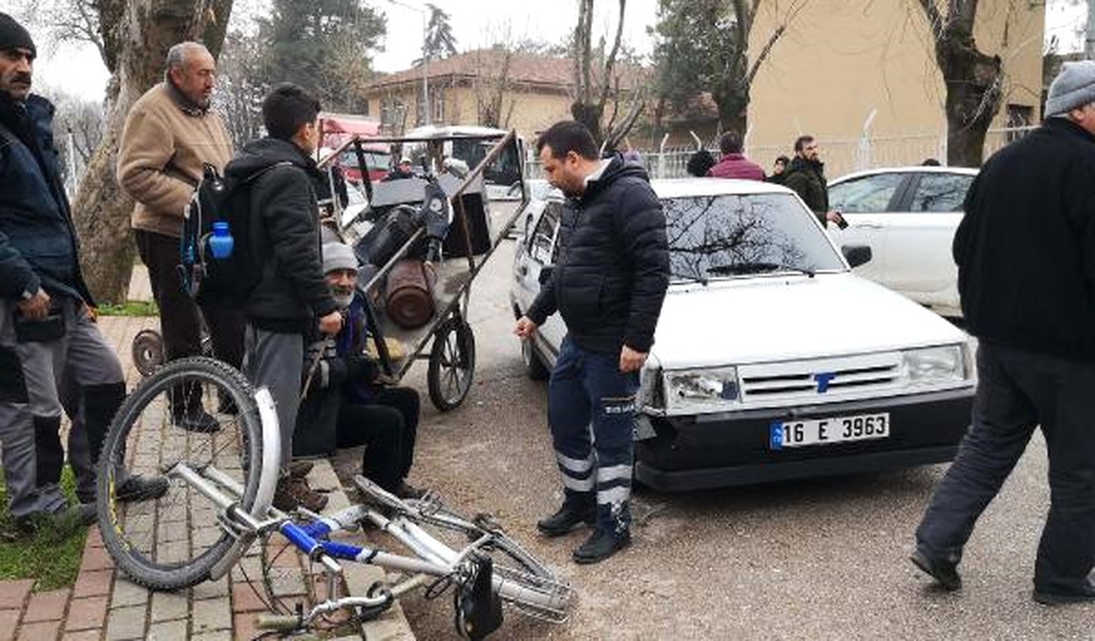İki Otomobil Çarpıştı Yol Kenarındaki 2 Kişi Yaralandı