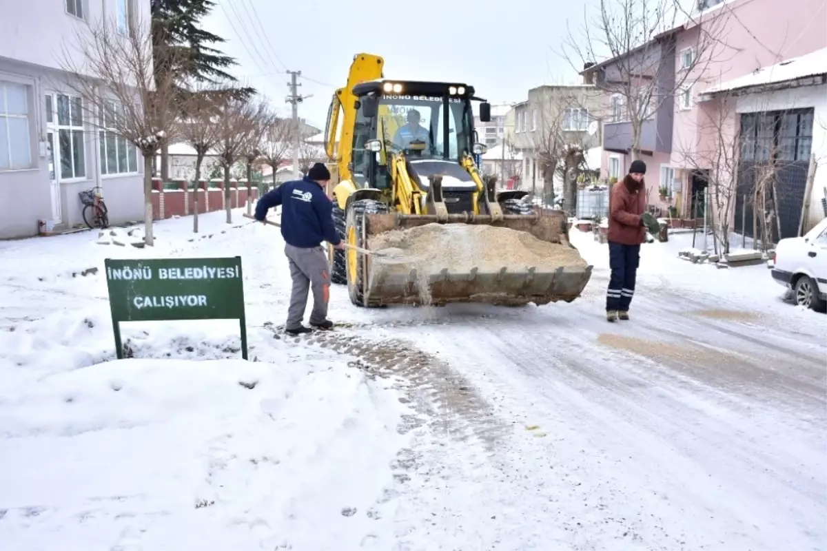 İnönü Belediyesinden Kar Yağışı Sonrası Tuzlama ve Kaldırım Temizleme Çalışmaları