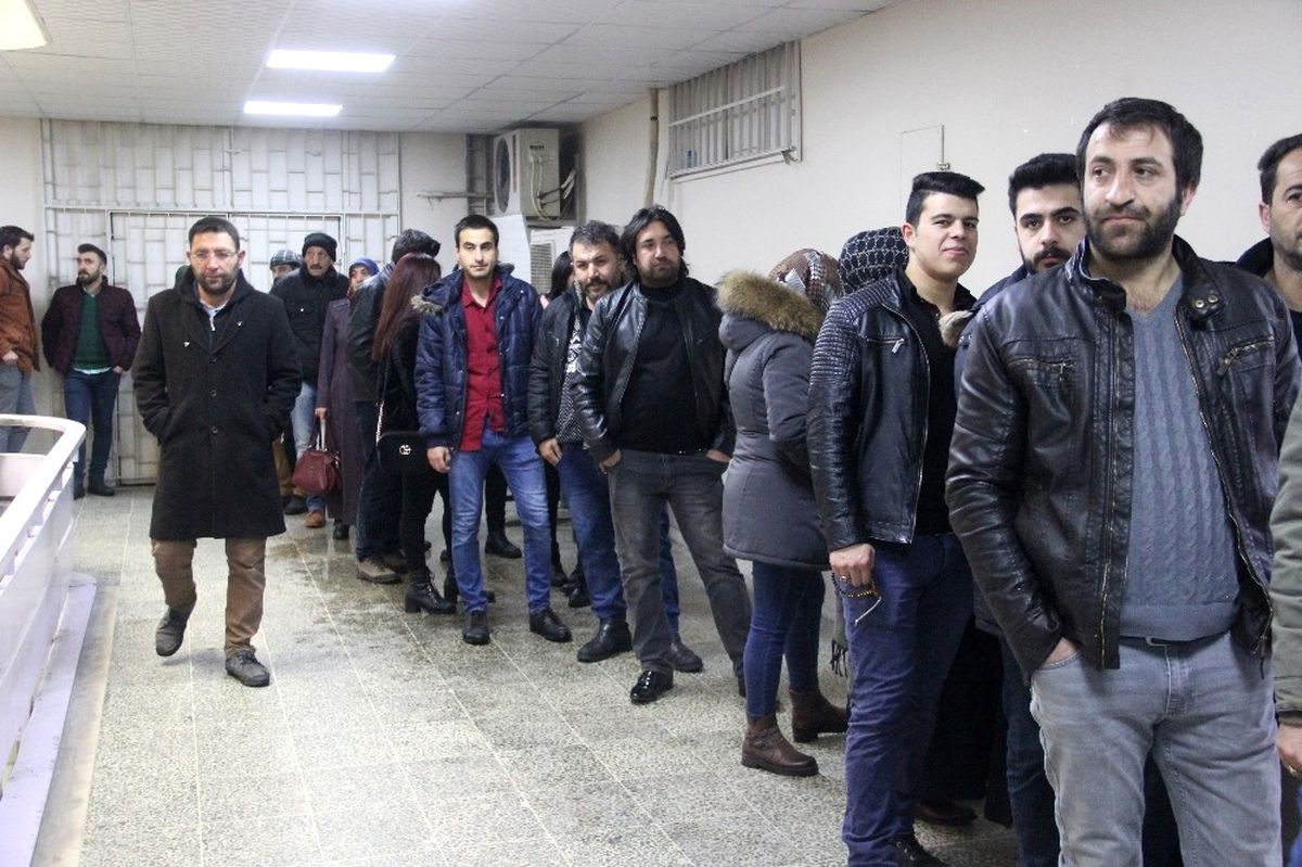 İş Kuyruğundakiler Merdivenlere Sığmadı