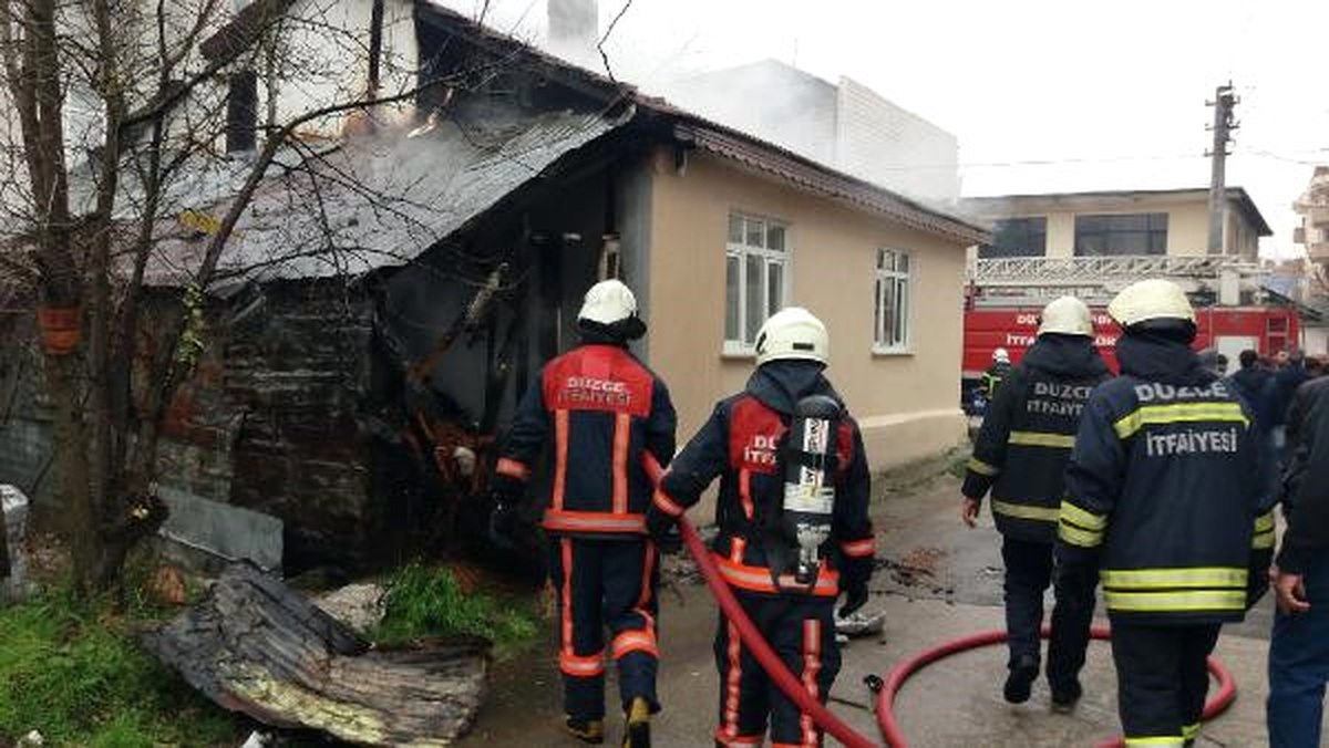 İtfaiye Görevlilerinin Yangına Müdahalesini Gözyaşlarıyla İzledi