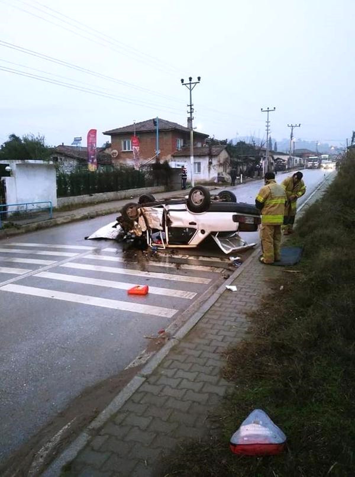 İzmir\'de Kaldırıma Çarpan Otomobil Takla Attı, Karı-koca Yaralandı