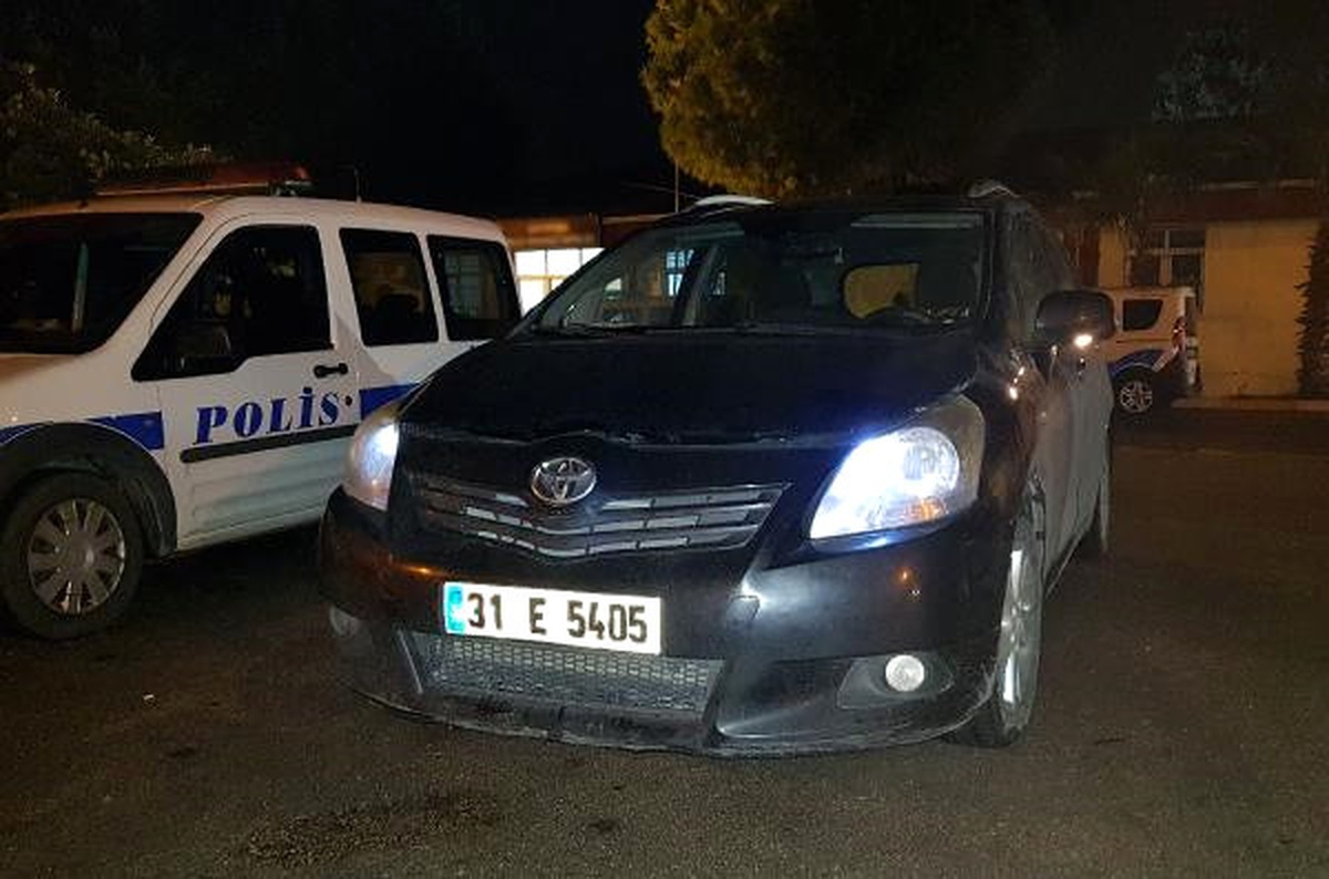 Kaçak Göçmenler, Çalıntı Otomobille Kaçmaya Çalıştı: 4 Gözaltı