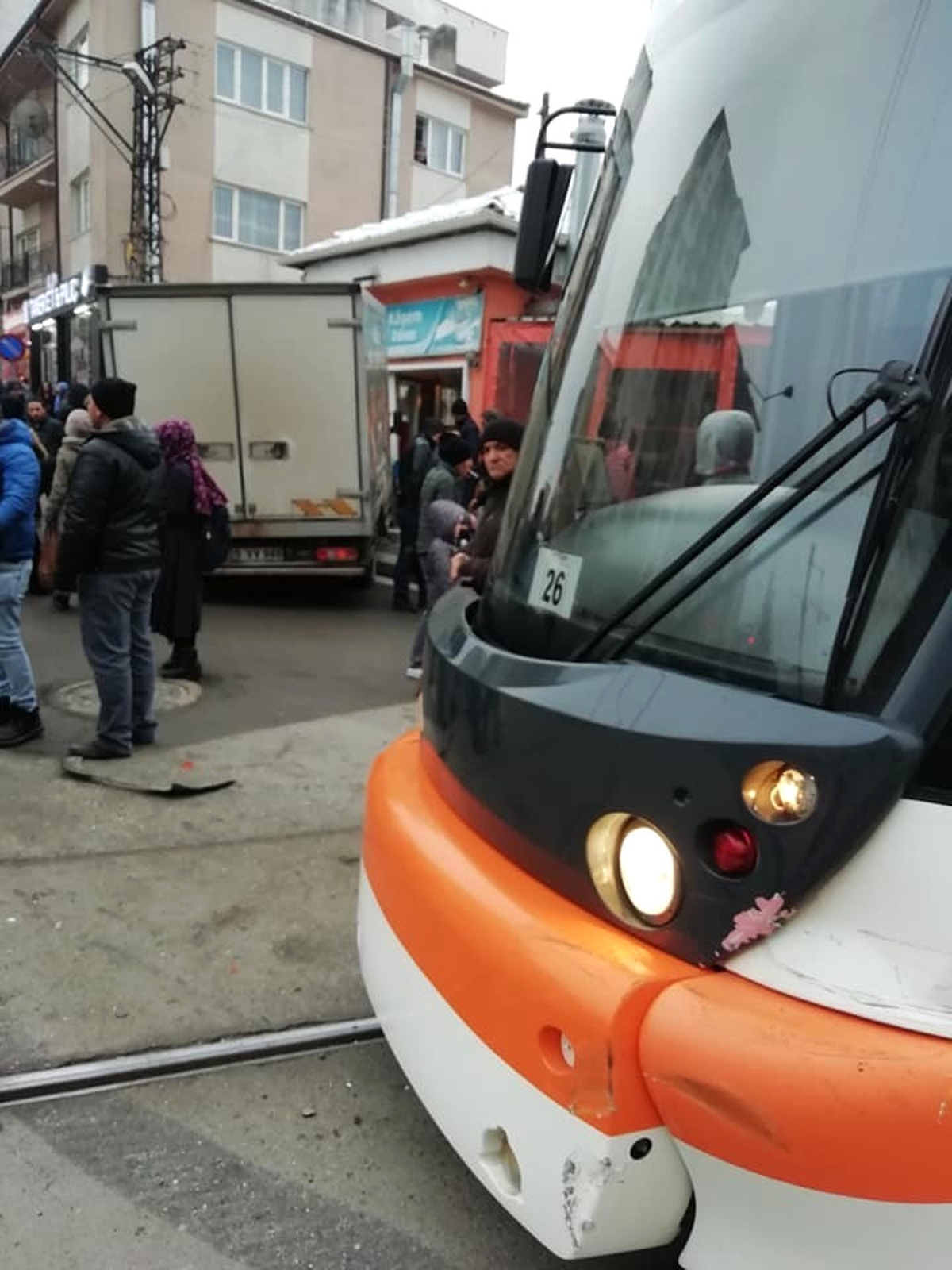 Kamyonet Önce Tramvayla Çarpıştı, Sonra İş Yerine Girdi
