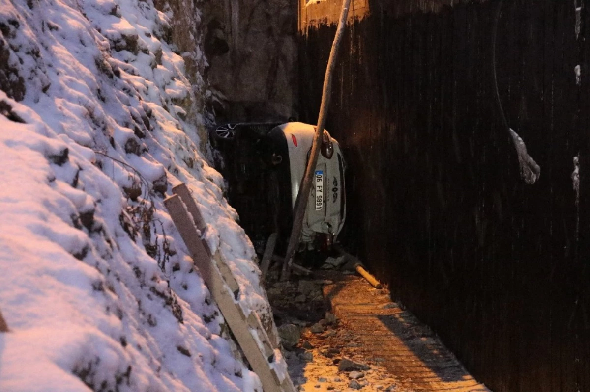 Karda Kayan Otomobil İnşaata Düştü: 2 Yaralı