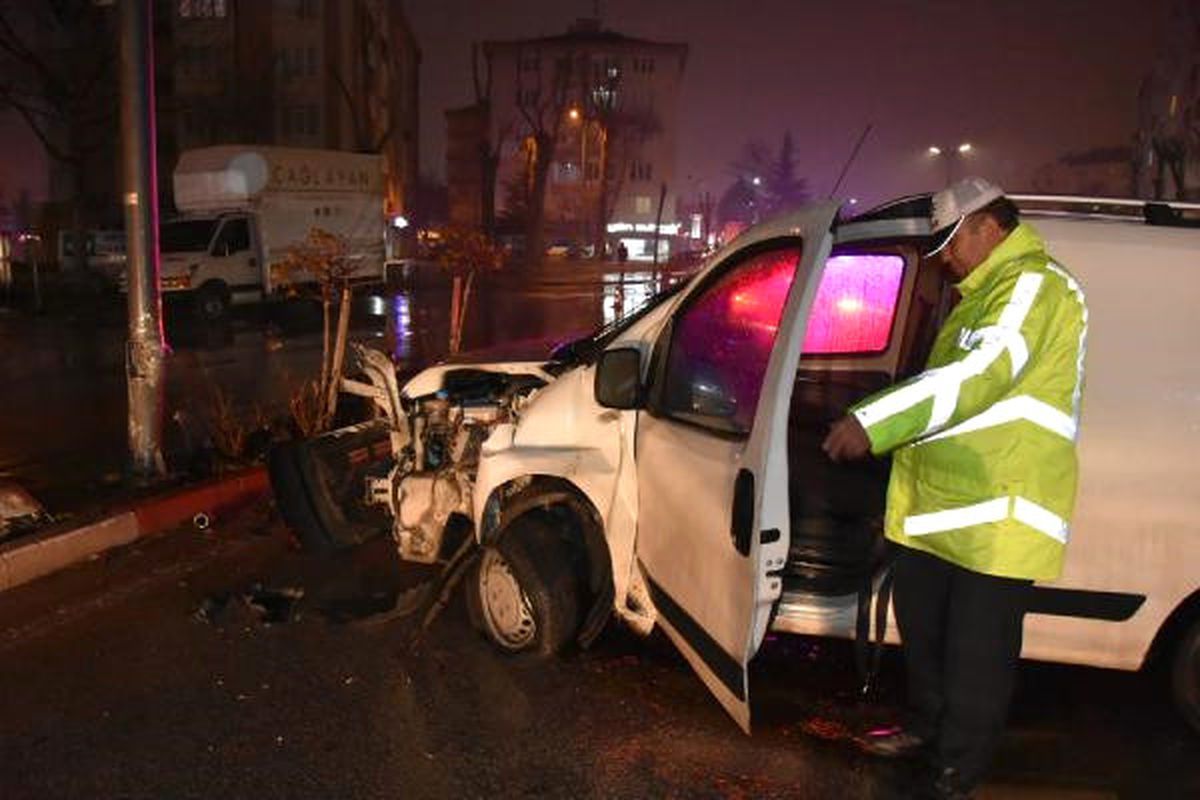 Kazada Yaralanan Sürücü, Araçtaki Etlerini Düşündü