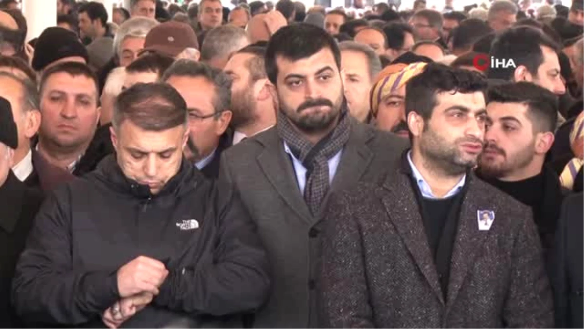 Kılıçdaroğlu, Başdanışmanı Deniz Demir\'in Babasının Cenaze Törenine Katıldı
