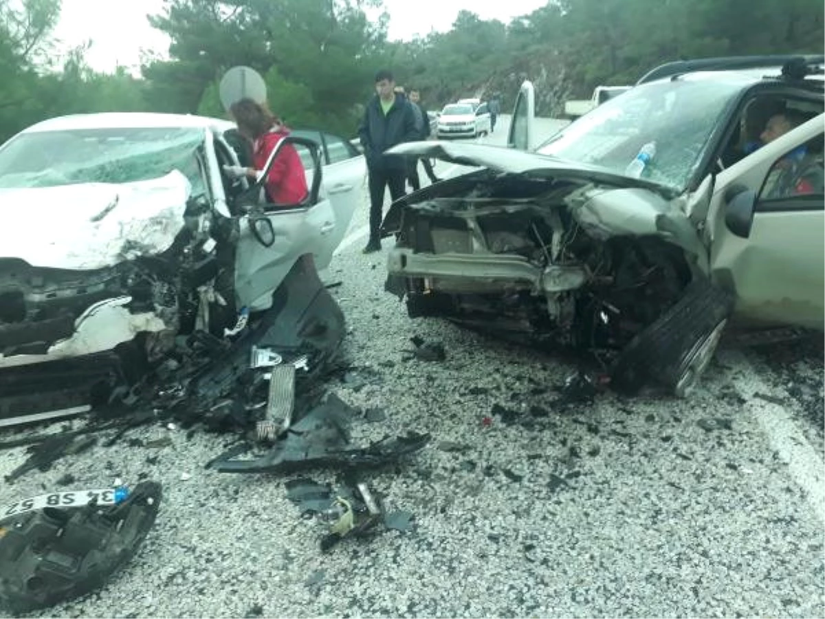 Marmaris\'te Cip ile Otomobil Kafa Kafaya Çarpıştı: 2 Yaralı