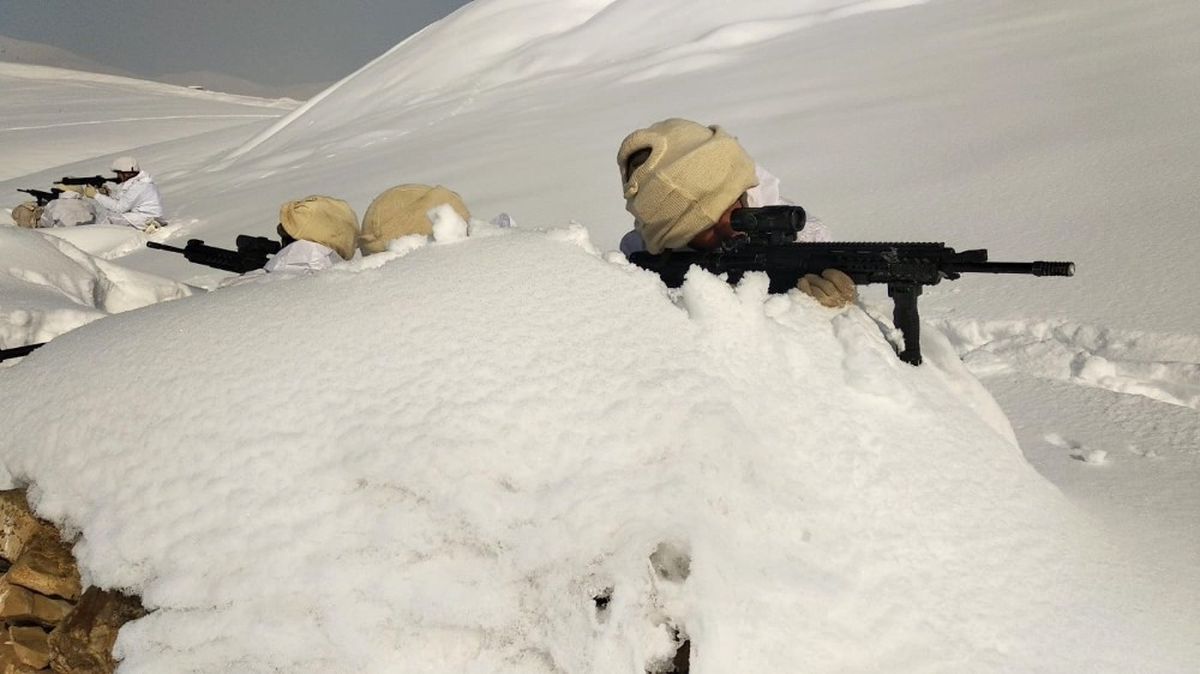 Mehmetçik, -15 Derecede Hakkari Kırsalında Terörist Kovalıyor