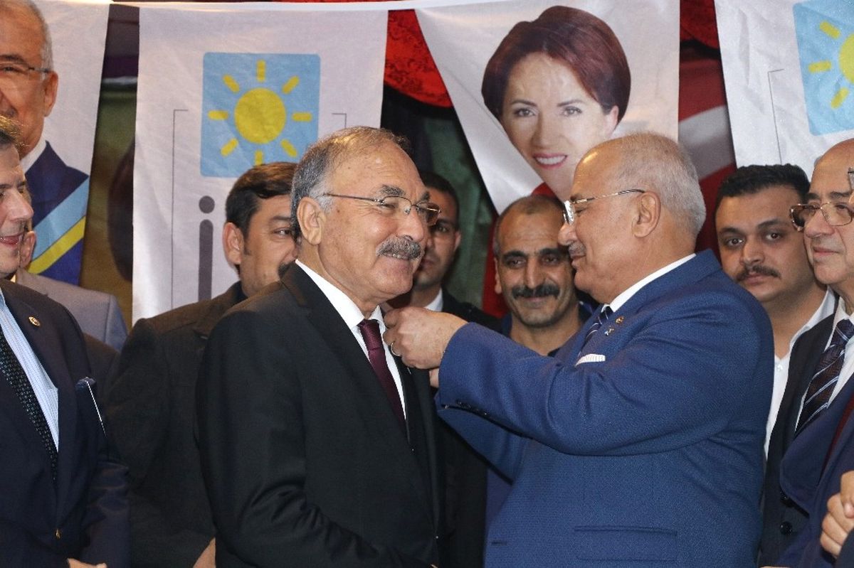 MHP\'den İstifa Eden Mersin Büyükşehir Belediyesi Meclis Üyeleri İyi Parti\'ye Geçti