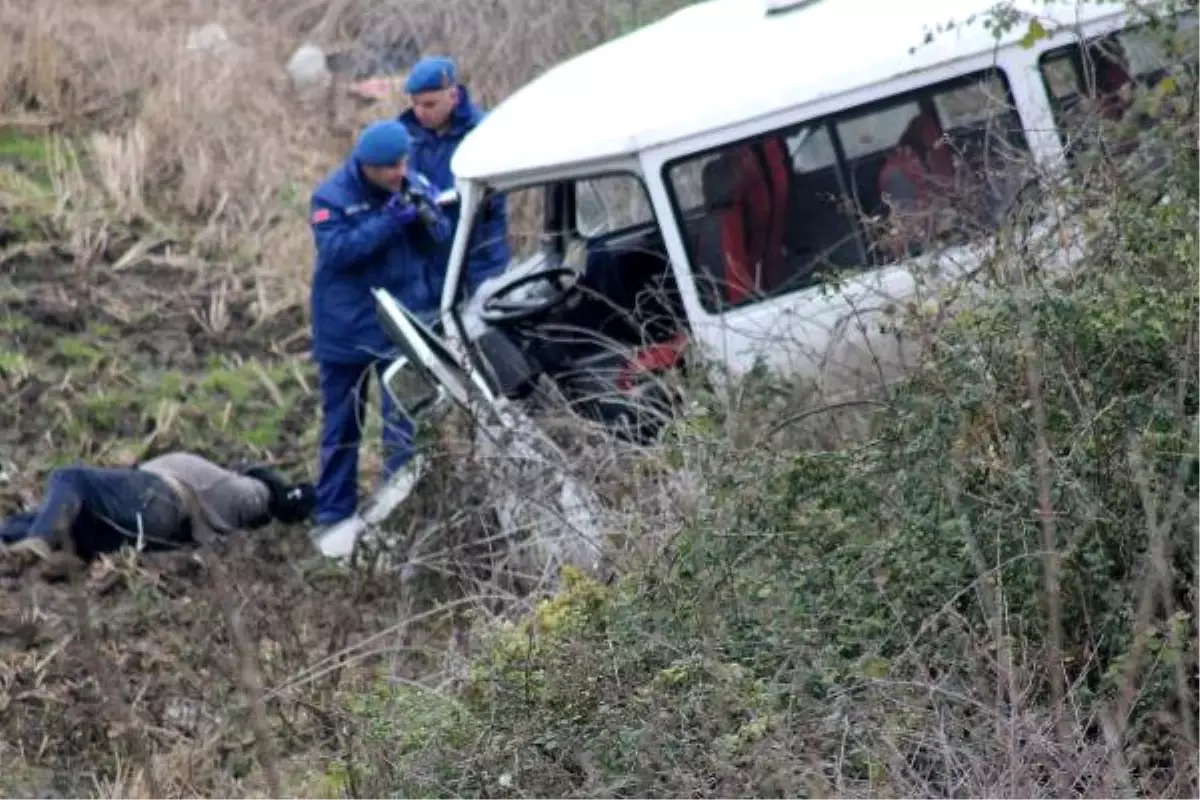 Minibüs Gece Şarampolu Uçtu, Sürücü Sabah Ölü Bulundu