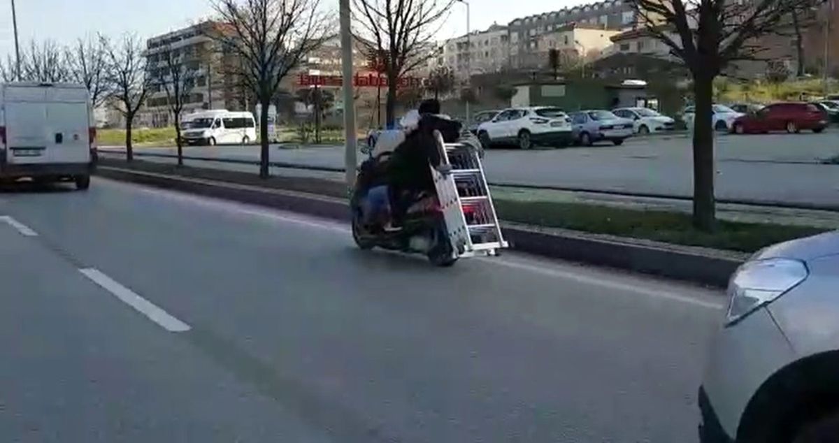 Motosikletle Trafikte Merdiven Taşıdılar