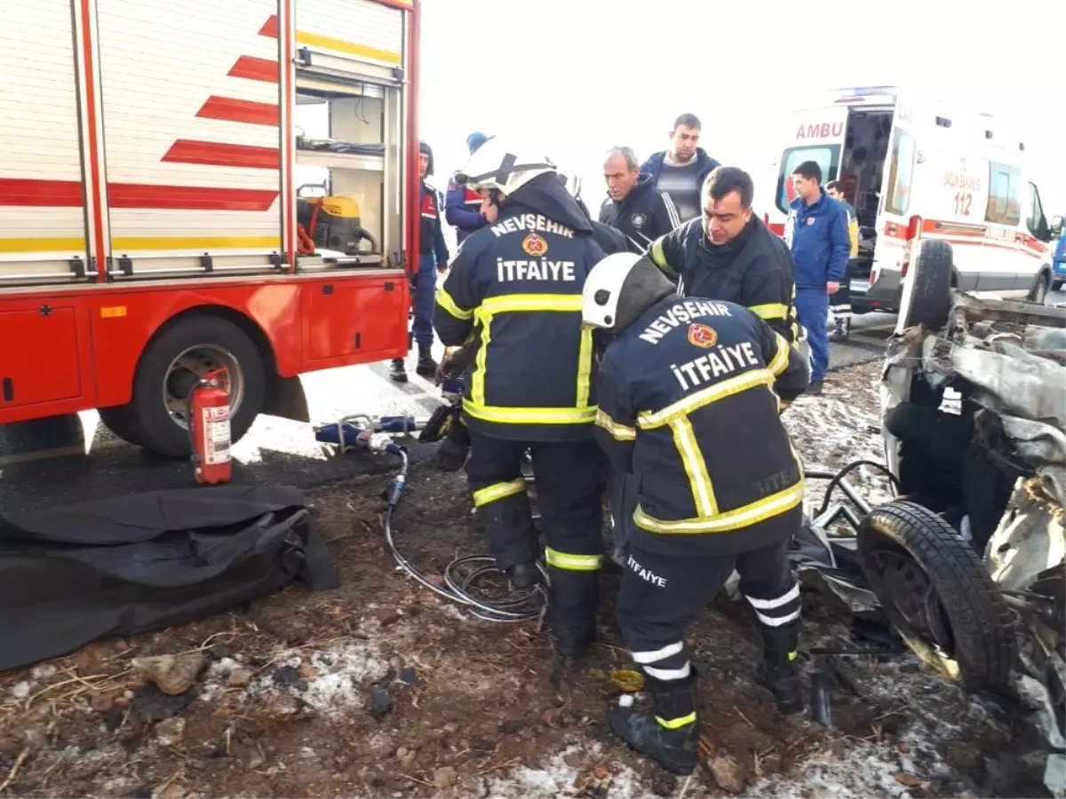 Nevşehir\'de İki Otomobil Kafa Kafaya Çarpıştı: 2 Ölü, 2 Yaralı