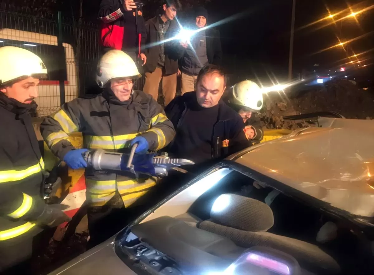 Otomobil Beton Bariyere Çarptı: 4 Yaralı