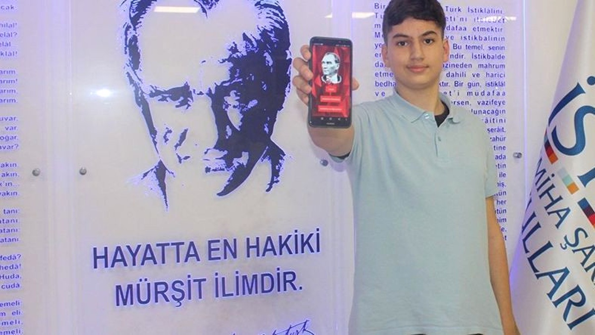 Sekizinci Sınıfa Giden Öğrenci, Atatürk Ansiklopedisi Uygulaması Geliştirdi