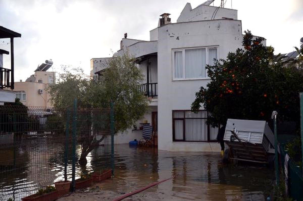 Serik\'te Sağanak Sonrası Tarım Alanları ve Kamp Sahalarını Su Bastı (2)