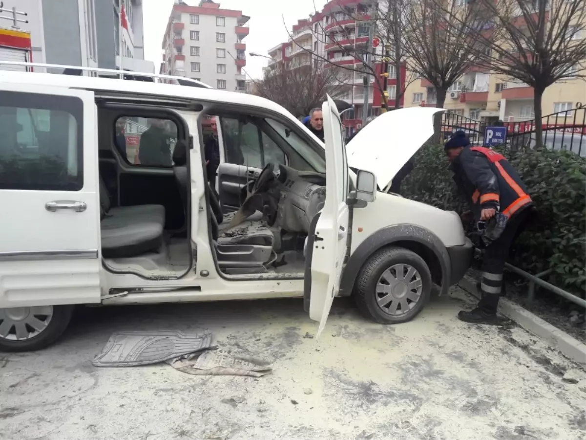 Siirt\'te Park Halindeki Araç Alev Aldı