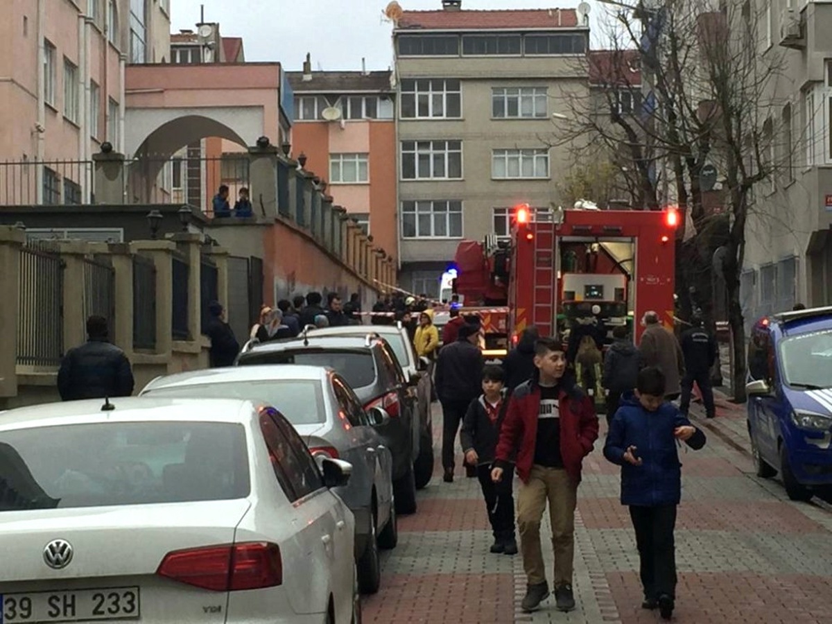 Sultangazi\'de Can Pazarı: Yangında Mahsur Kalan Anne ve 4 Çocuğu Kurtarıldı