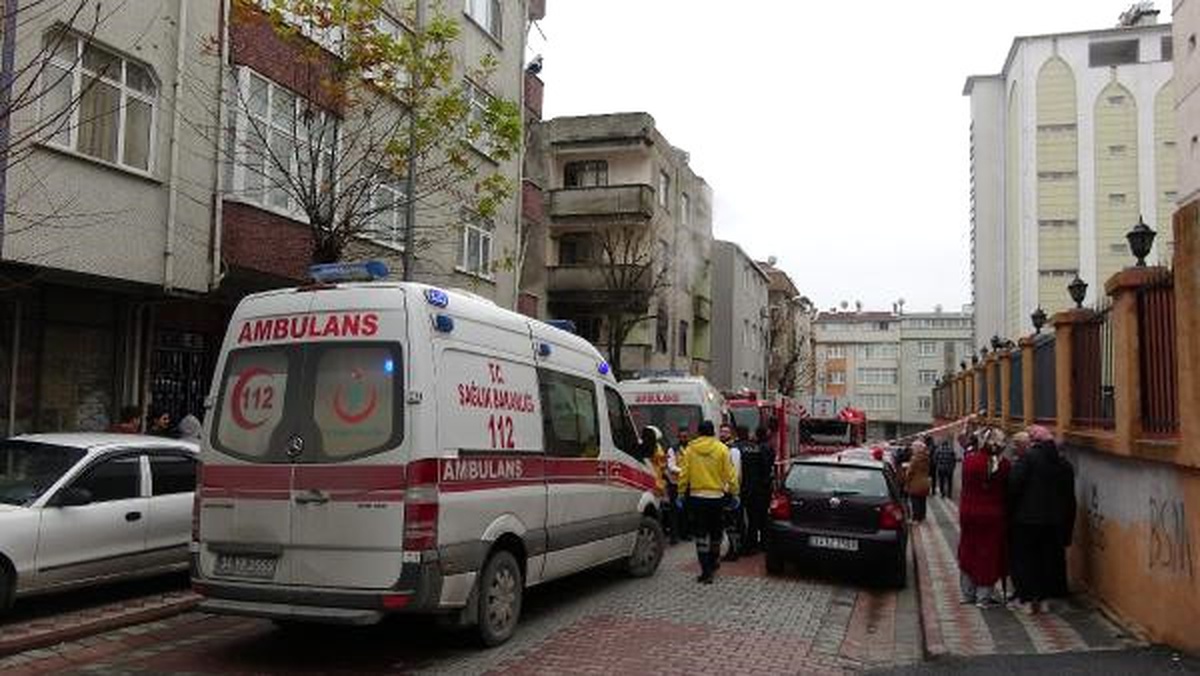 Sultangazi\'de Yangında Mahsur Kalan Anne ve Çocukları İtfaiye Kurtardı