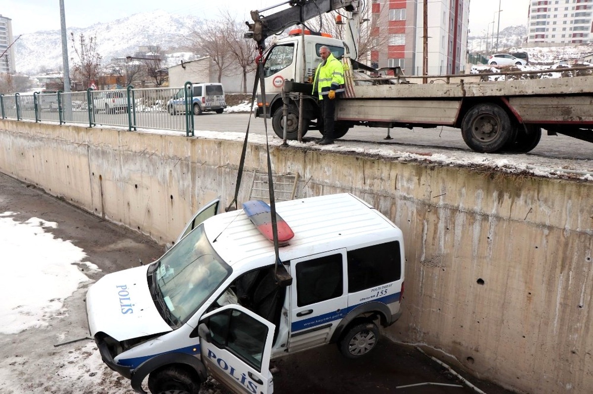 Şüpheli Aracı Kovalayan Polis Otosu Kanala Düştü: 2 Yaralı