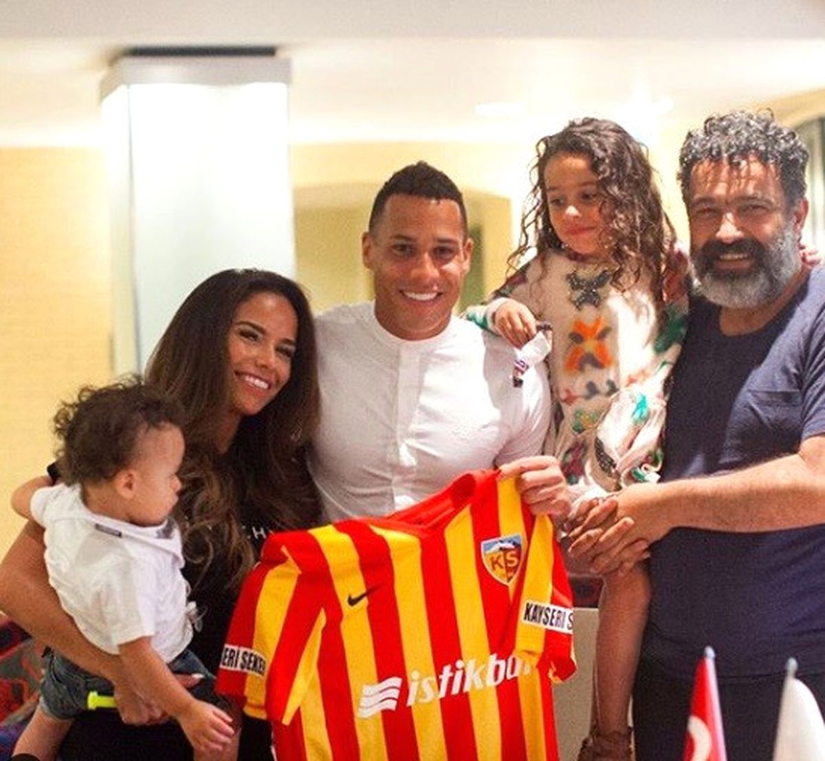 Tjaronn Chery Tam Bir Aile Babası