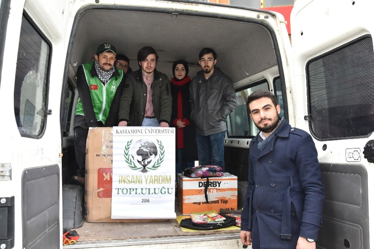 Üniversiteli Gençler, Diyarbakır\'daki Köy Okula Yardım Elini Uzattı