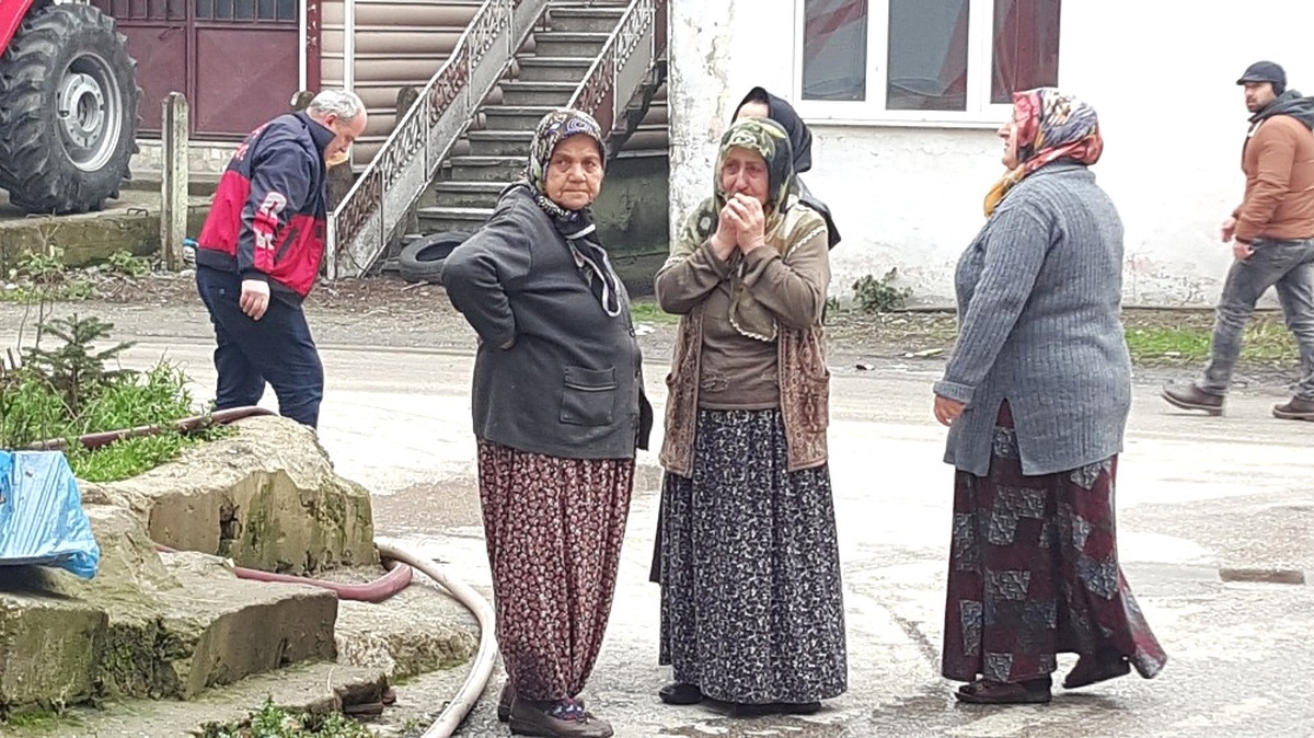 Yangında Kışlık Yakacakları Kül Olan Yaşlı Kadın Gözyaşlarına Boğuldu