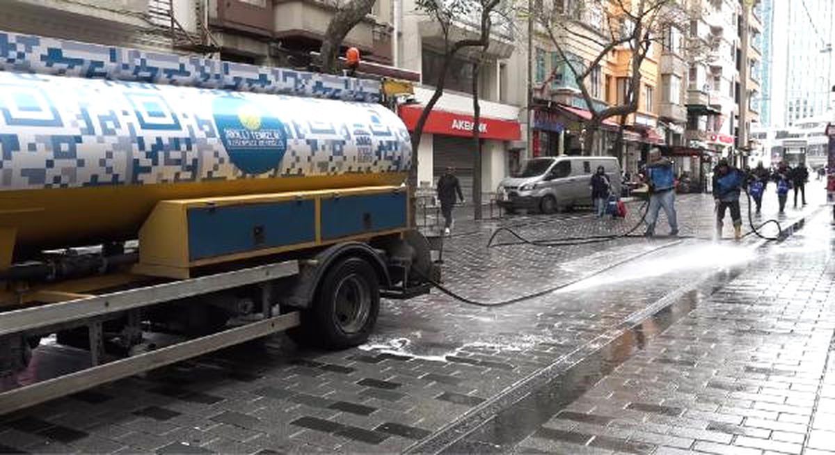 Yılbaşı Emekçileri Binlerce Kişinin Çöpünü Temizledi