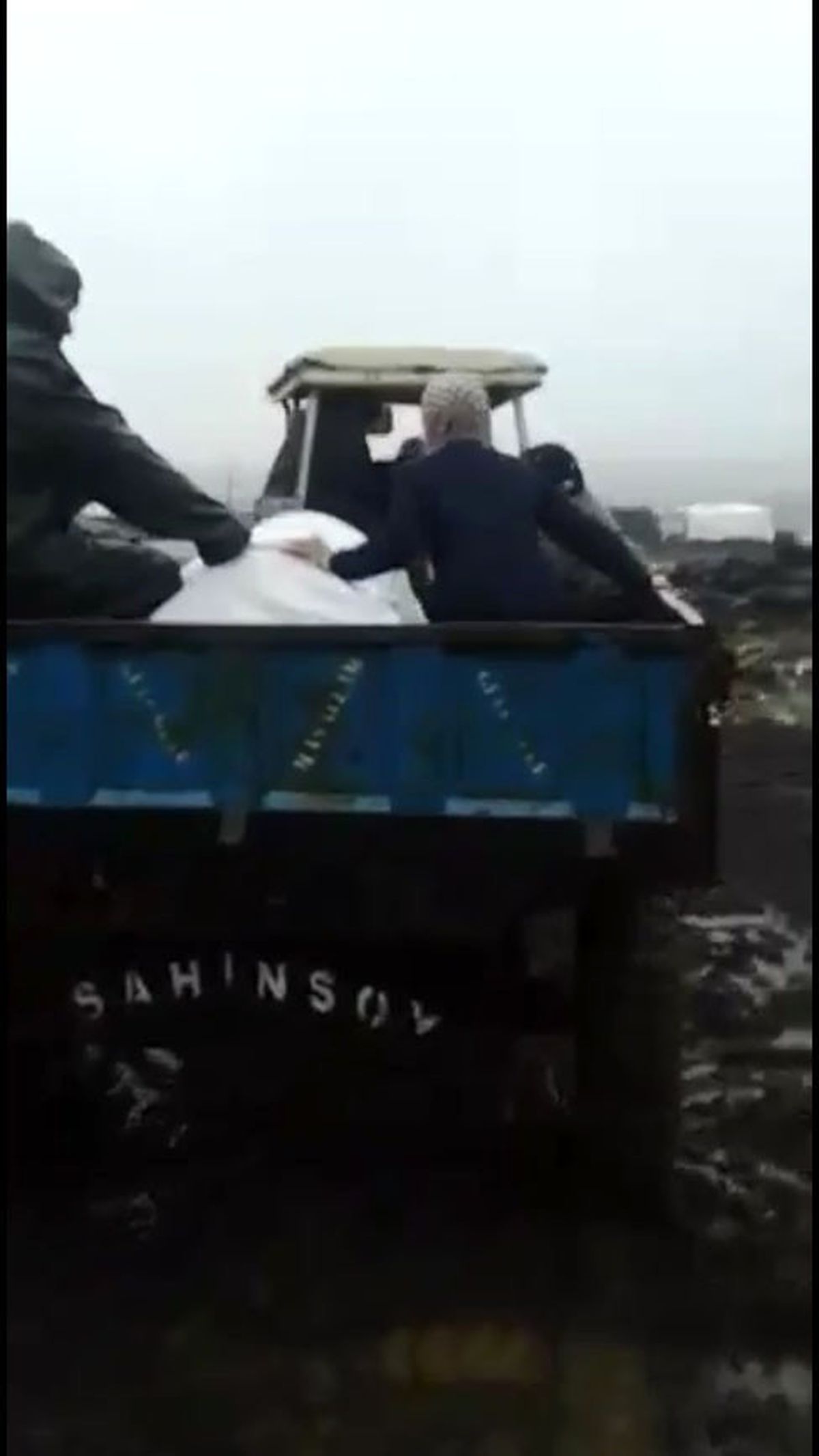 Yol Olmayınca, Cenaze Traktör Römorkunda Mezarlığa Götürüldü