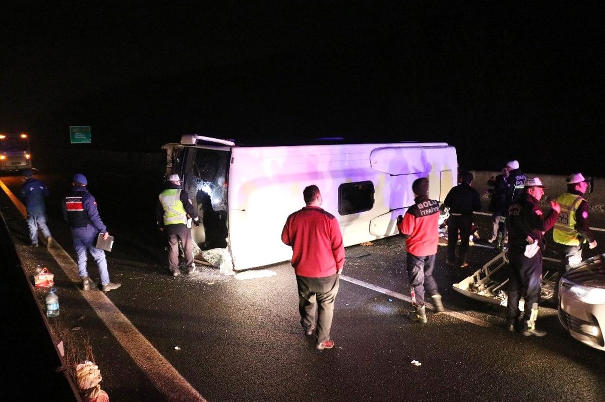 Yola Düşen Lastiğe Çarpan Minibüs Devrildi: 17 Yaralı