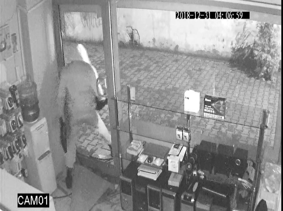 20 Saniyede Bilgisayar Dükkanından 3 Laptop Çaldı
