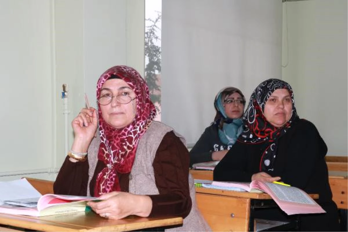 Afyonkarahisar\'da Kadınlar Okuma Yazma Öğreniyor