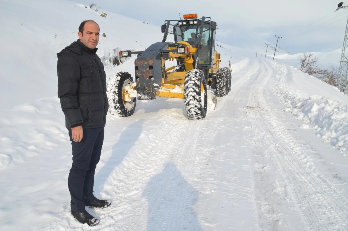 Ağrı\'da Kapanan Köy Yollarında Hummalı Karla Mücadele Çalışması