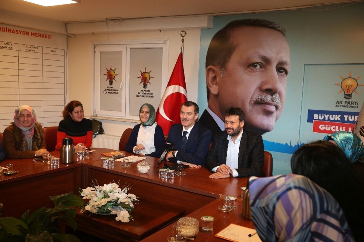 AK Parti Zeytinburnu Belediye Başkan Adayı Ömer Arısoy, Down Sendromlu \'İbo\' ile Kucaklaştı