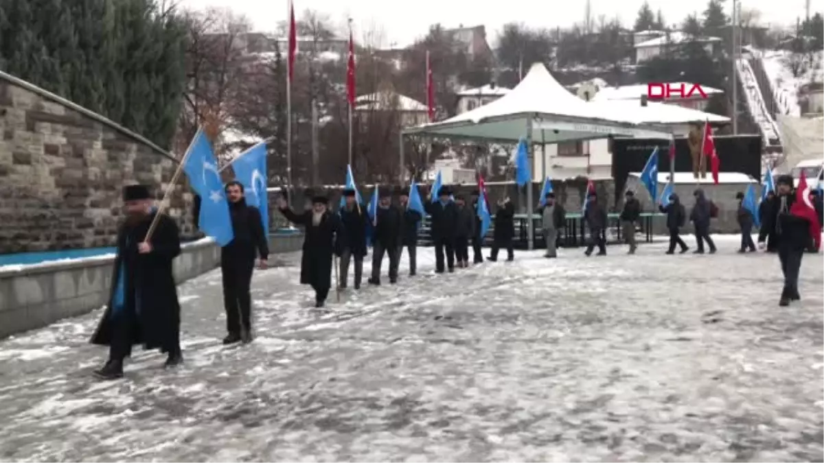 Ankara Çin\'i Protesto İçin İstanbul\'dan Ankara\'ya Yürüyen Gruba Jandarma Engeli