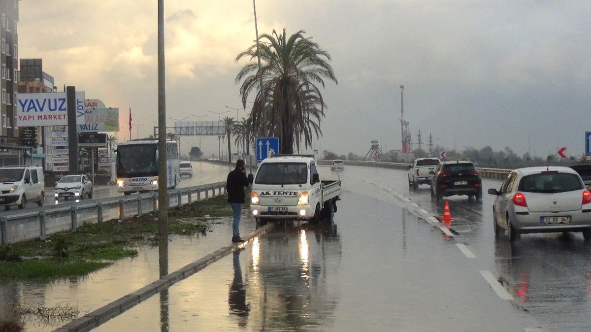 Antalya D-400 Karayolundaki Su Birikintileri Kazaya Neden Oldu