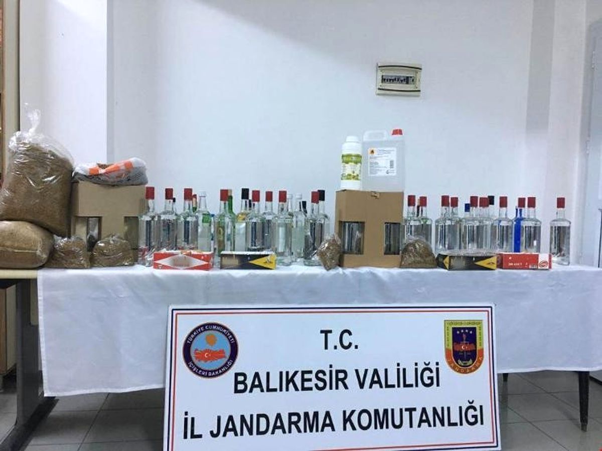 Ayvalık\'ta Sahte İçki ve Kaçak Tütün Operasyonu
