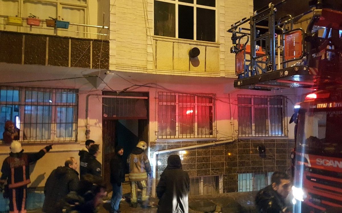 Bağcılar\'da Korkutan Yangın: 5 Kişilik Aile Mahsur Kaldı