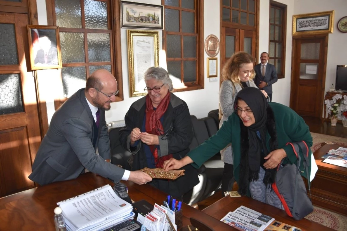 Başkan Özcan\'dan Ziyaretçilere Ay Yıldızlı Bayrak Rozeti