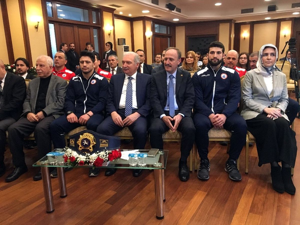 Başkan Uysal, Dünya Şampiyonu Güreşçi Metehan Başar\'a Ev Hediye Etti.