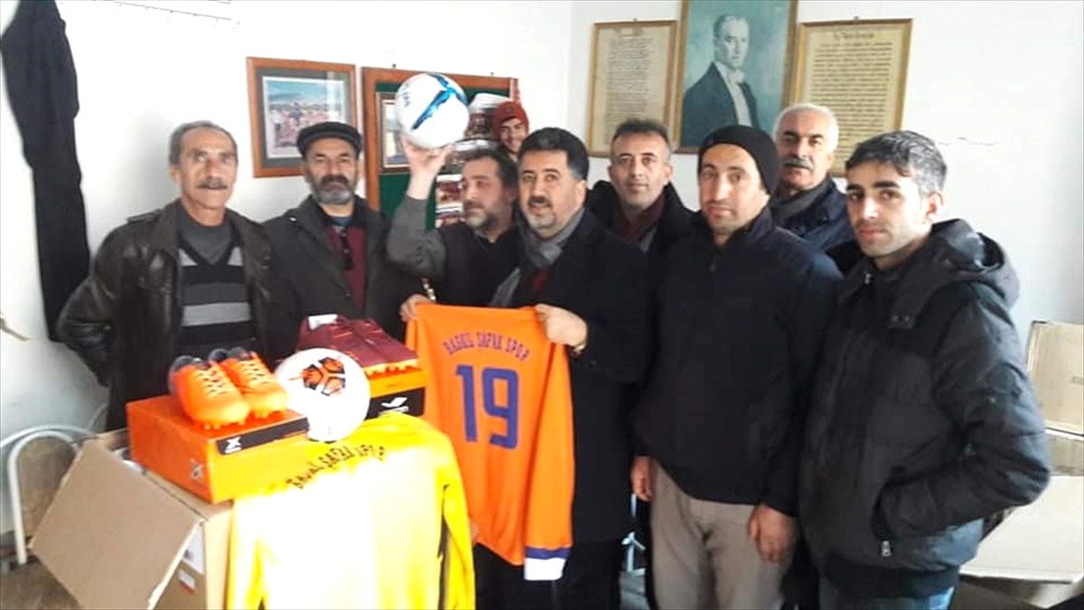 Baskil Şafak Sporlu Eski Futbolculardan Takıma Malzeme Yardımı