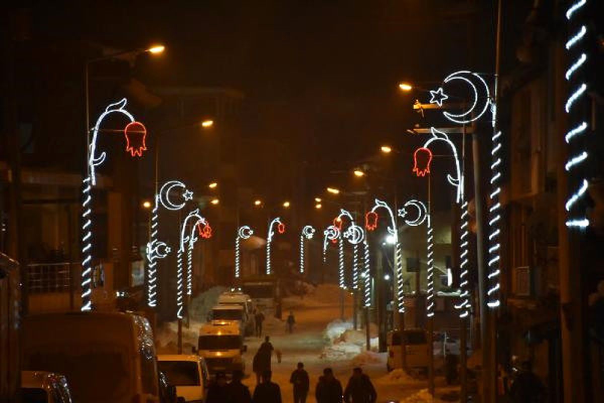 Beytüşşebap\'ta Caddelere İlk Kez Işıklandırma