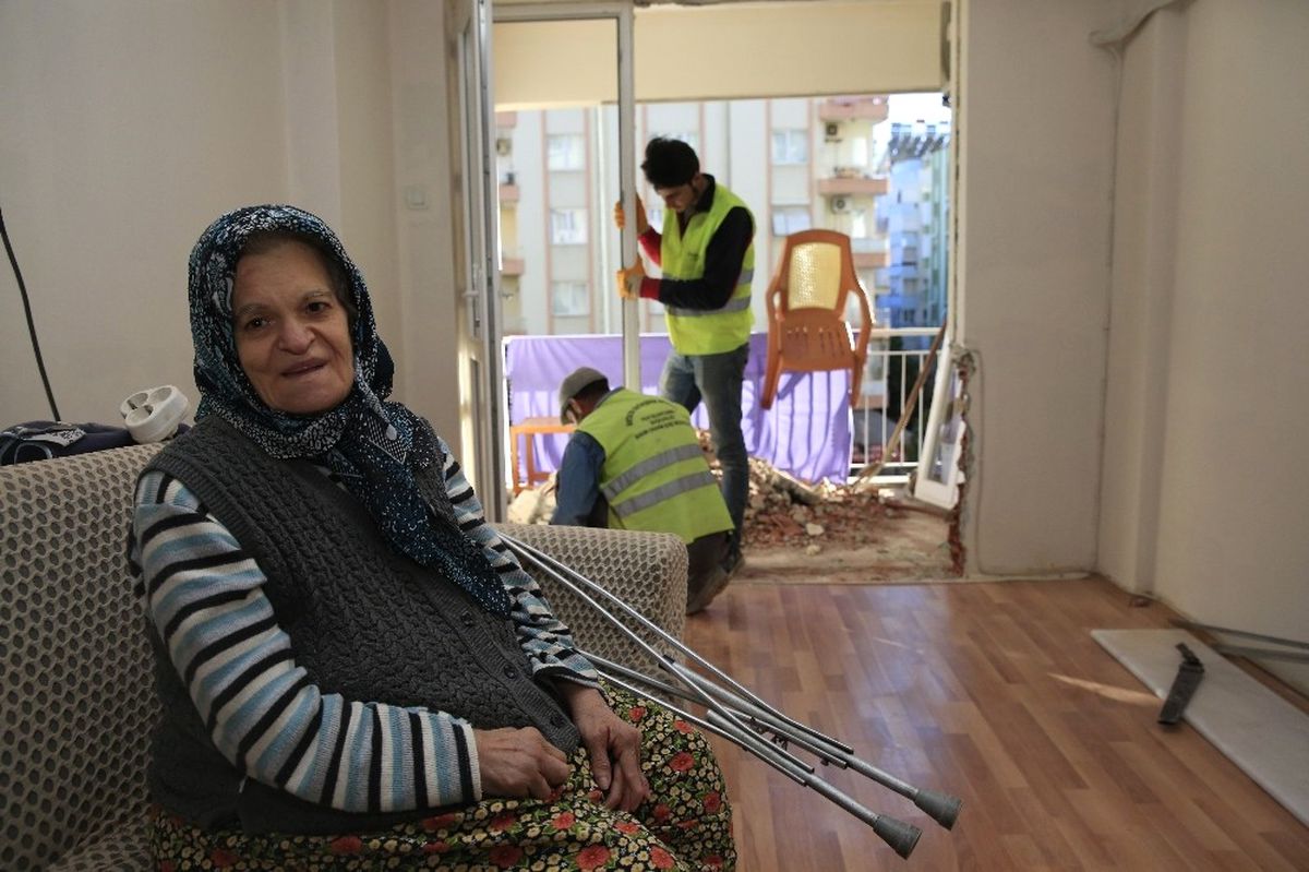 Büyükşehir\'den Fatma Teyze\'ye Yeni Balkon