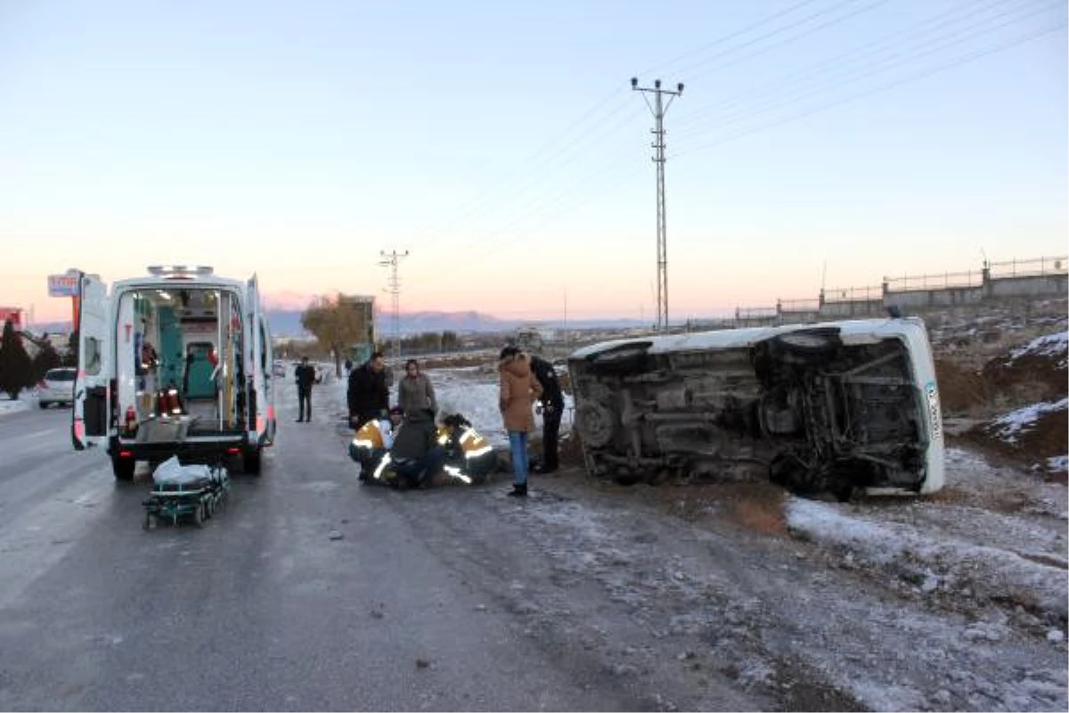 Buzlu Yolda Devrilen Minibüs Yayaya Çarptı