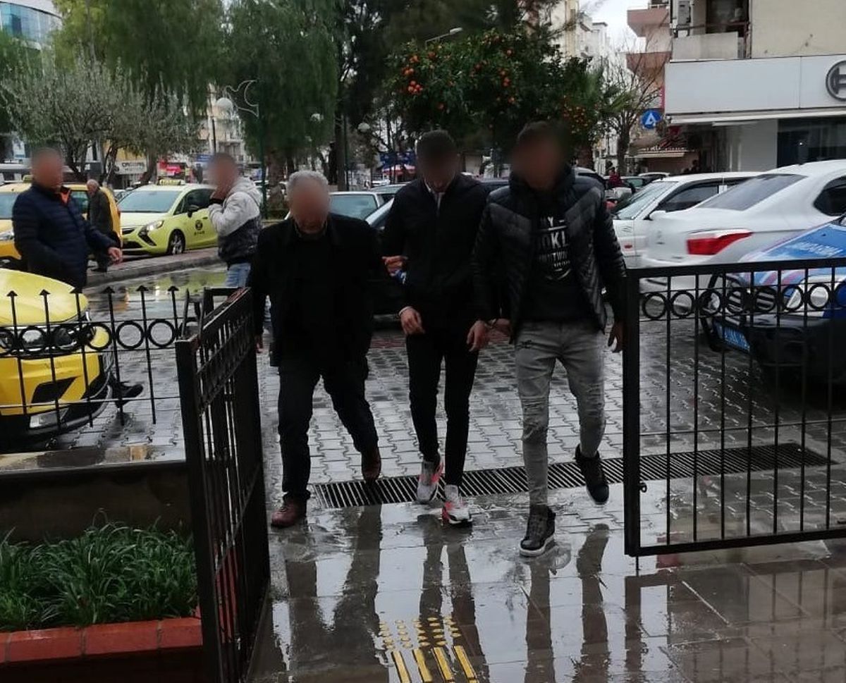 Çaldıkları Elbiselerle Yakalandılar