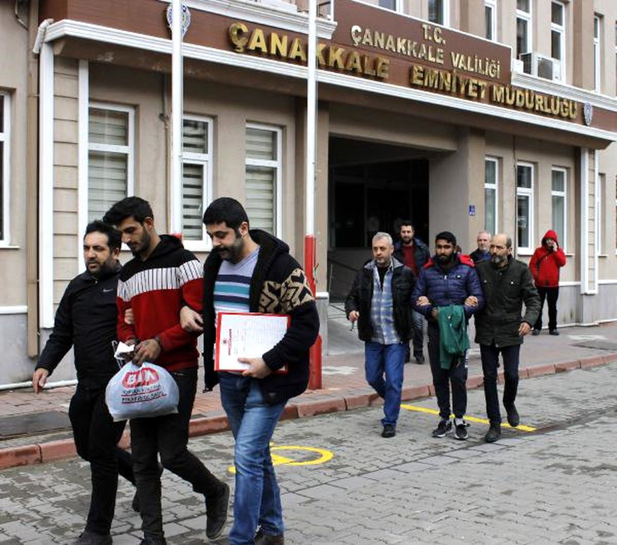 Çalıp Parçaladıkları Kamyoneti Satamadan Yakalandılar