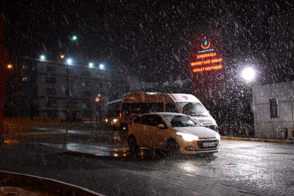 Çanakkale\'de Beklenen Kar Yağışı Başladı